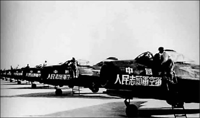 1950年12月至1953年7月,志愿军空军共起飞2457批,26491架次,进行空战364次,击落击伤敌机425架。
